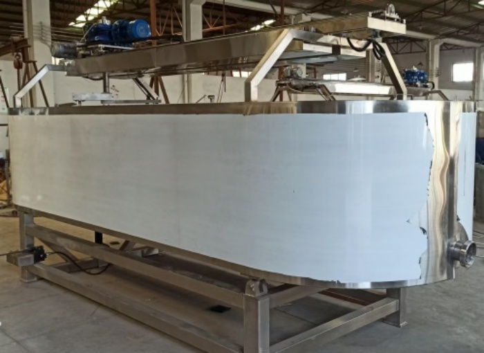 公司新增奶酪制作設(shè)備—不銹鋼奶酪槽、奶油摔打機(jī)